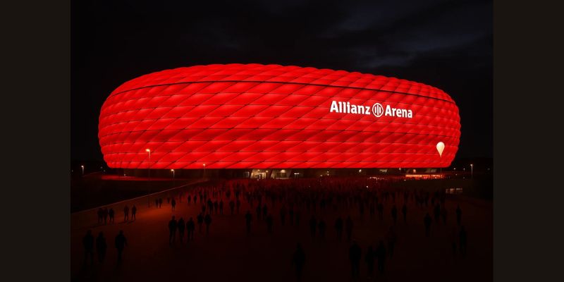 Allianz Arena thắp sáng đỏ rực, nơi Bayern Munich vô địch Bundesliga 2025/2026.