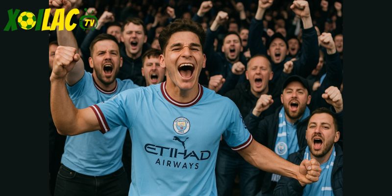 Julián Álvarez ăn mừng hattrick cùng fan Atletico tại Metropolitano Julián Álvarez ăn mừng hattrick cùng fan Atletico tại Metropolitano