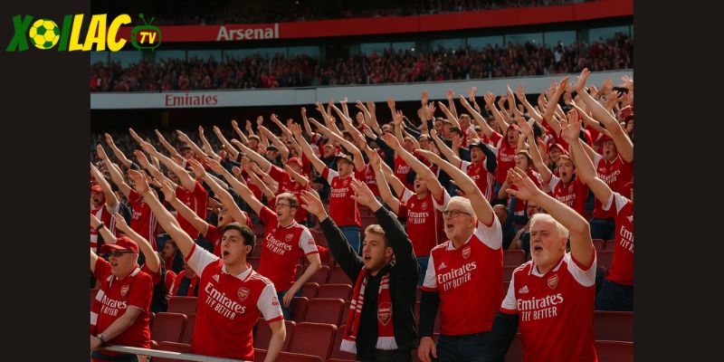 CĐV Arsenal tạo sóng cổ vũ, tiếp lửa cho Arsenal vs West Ham United tại Emirates. CĐV Arsenal tạo sóng cổ vũ, tiếp lửa cho Arsenal vs West Ham United tại Emirates.