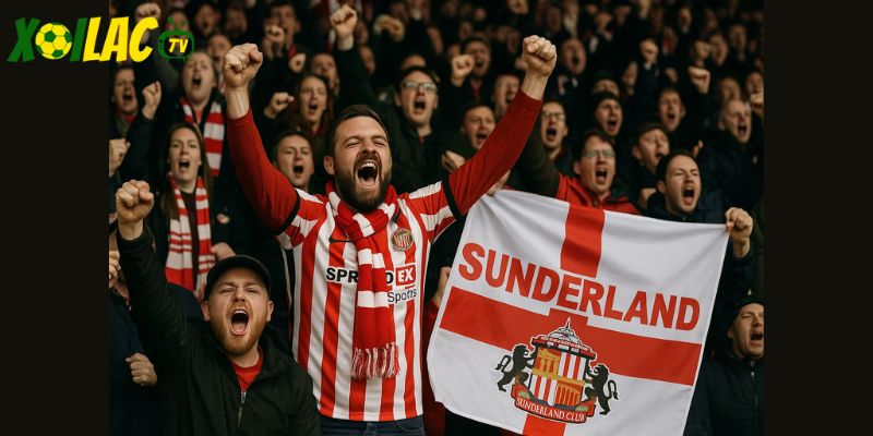 CĐV Sunderland tiếp lửa cho đội trong Man Utd vs Sunderland tại Old Trafford. CĐV Sunderland tiếp lửa cho đội trong Man Utd vs Sunderland tại Old Trafford.
