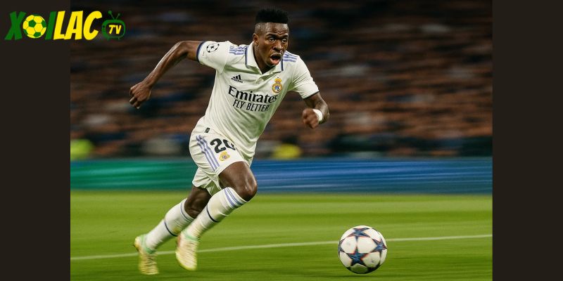 Vinícius Júnior rê bóng tốc độ trong Real Madrid vs Villarreal tại Bernabéu. Vinícius Júnior rê bóng tốc độ trong Real Madrid vs Villarreal tại Bernabéu.
